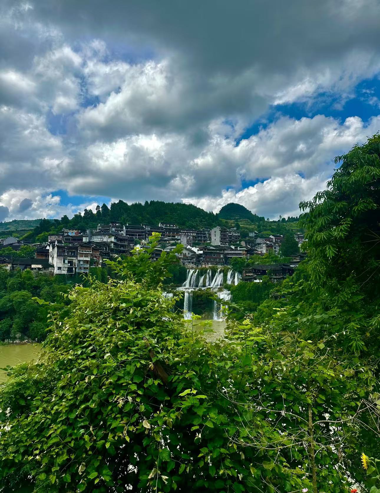 芙蓉镇瀑布与古镇风光