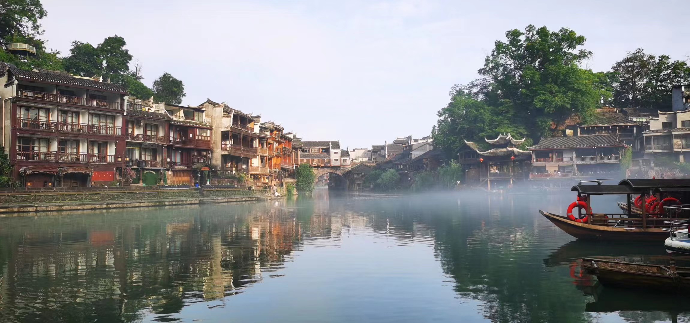 凤凰古城与沱江夜景